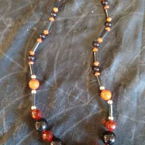 VINTAGE GRADUATING RED AND BLACK NECKLACE WITH ROUND, TUBED, & RED CRYSTAL BEADS - Picture 3 of 5